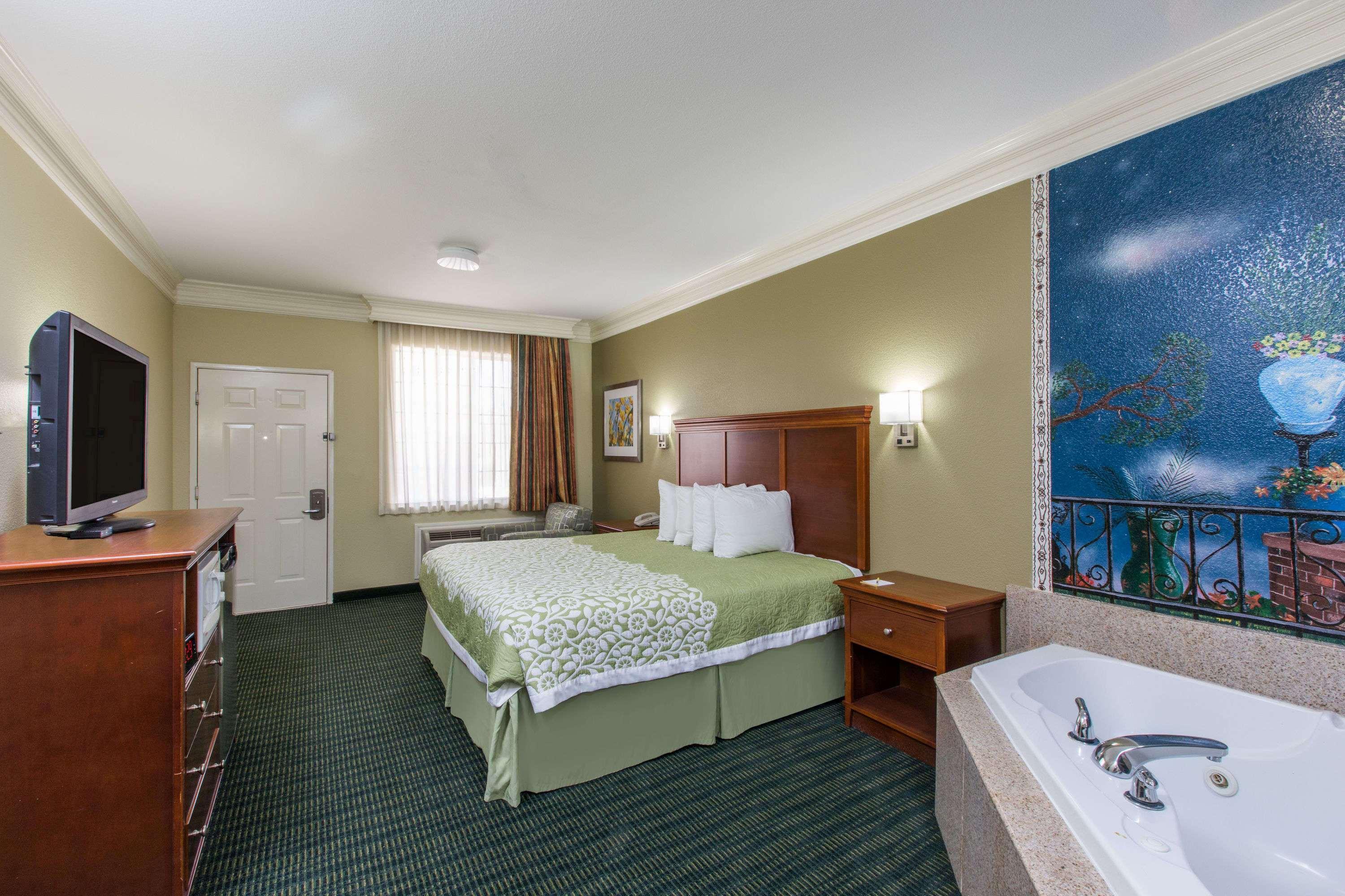 Days Inn & Suites Big Spring Bagian luar foto
