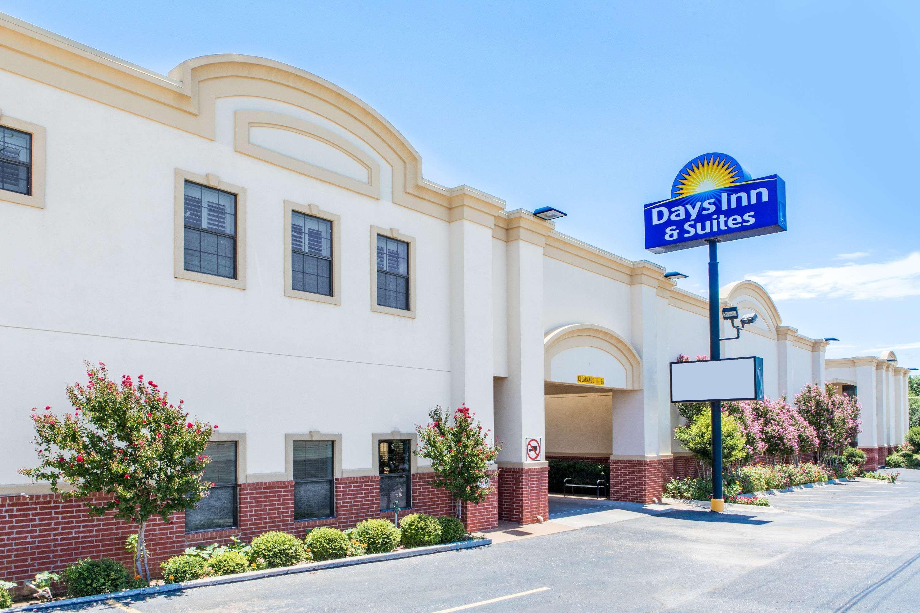 Days Inn & Suites Big Spring Bagian luar foto