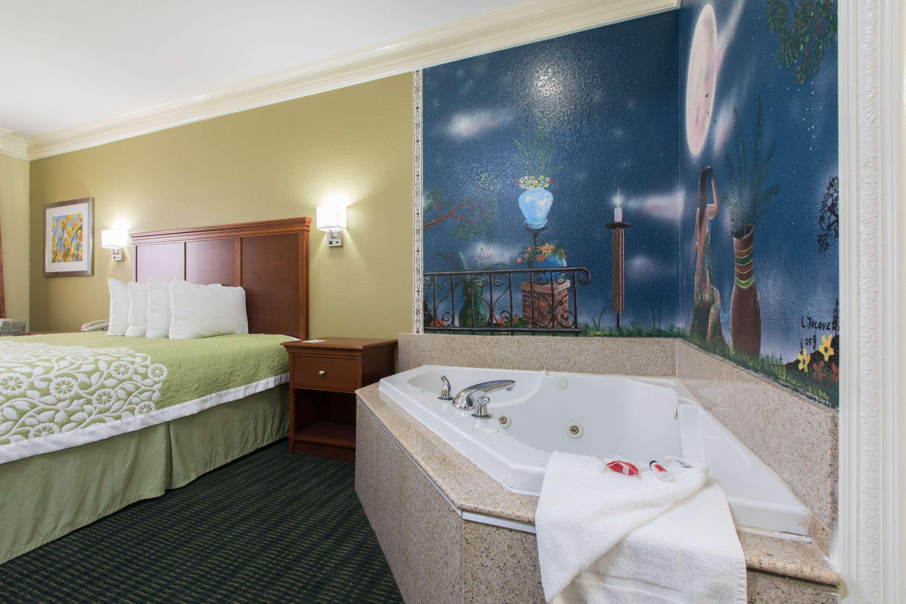 Days Inn & Suites Big Spring Bagian luar foto