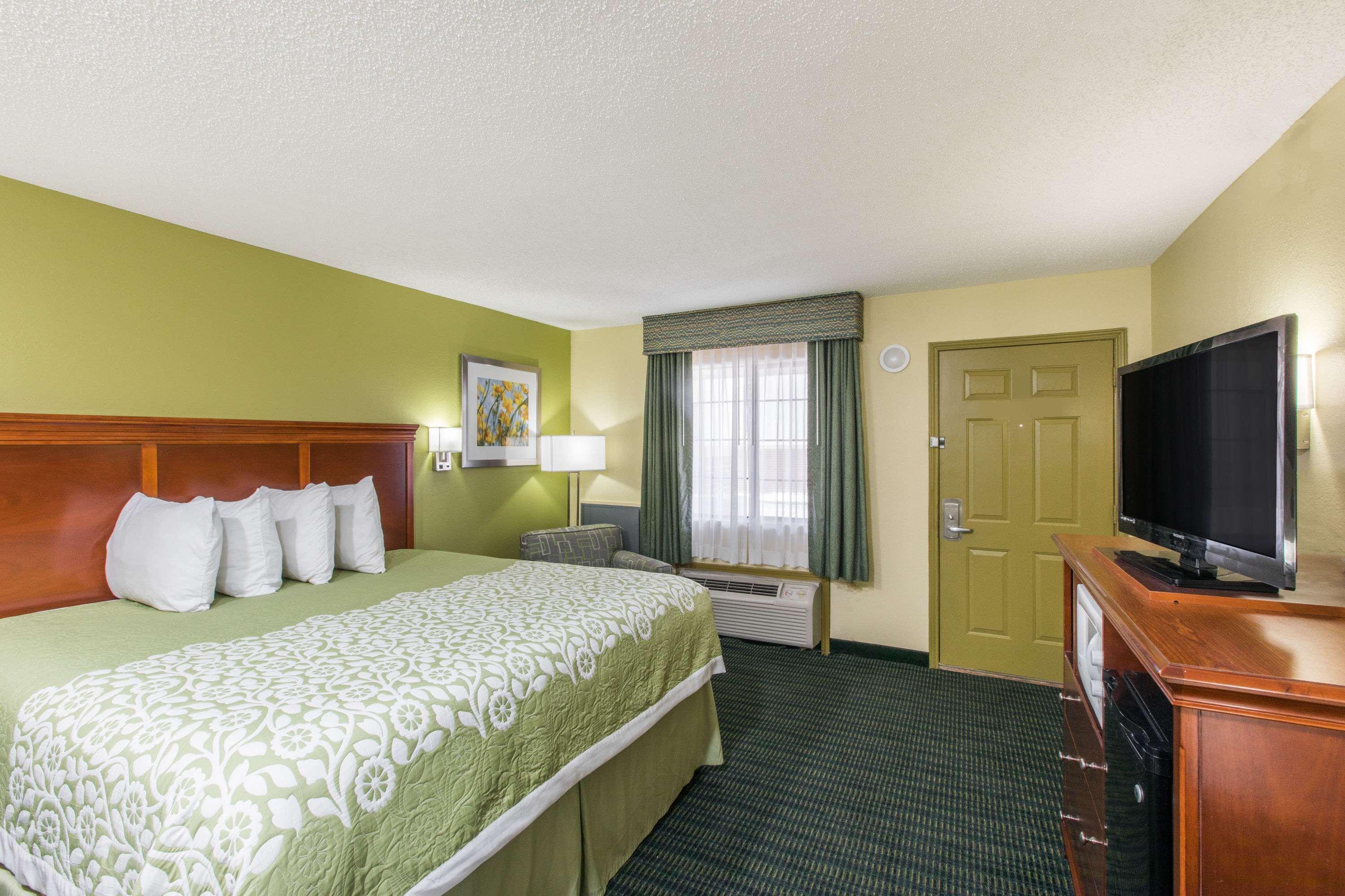 Days Inn & Suites Big Spring Bagian luar foto